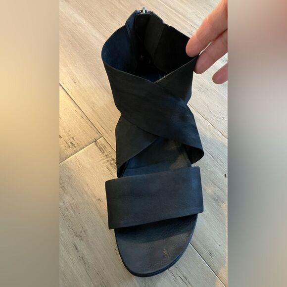 Eileen Fisher quality black soft leather cross strap zip in back women’s shoes!9 - Picture 8 of 10